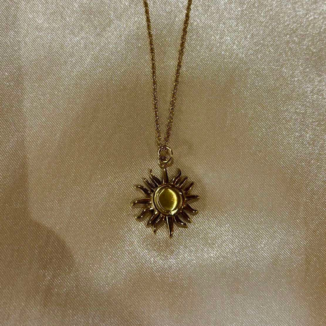𝖲𝖠𝖡𝖤𝖭𝖣𝖠 Sun Necklace