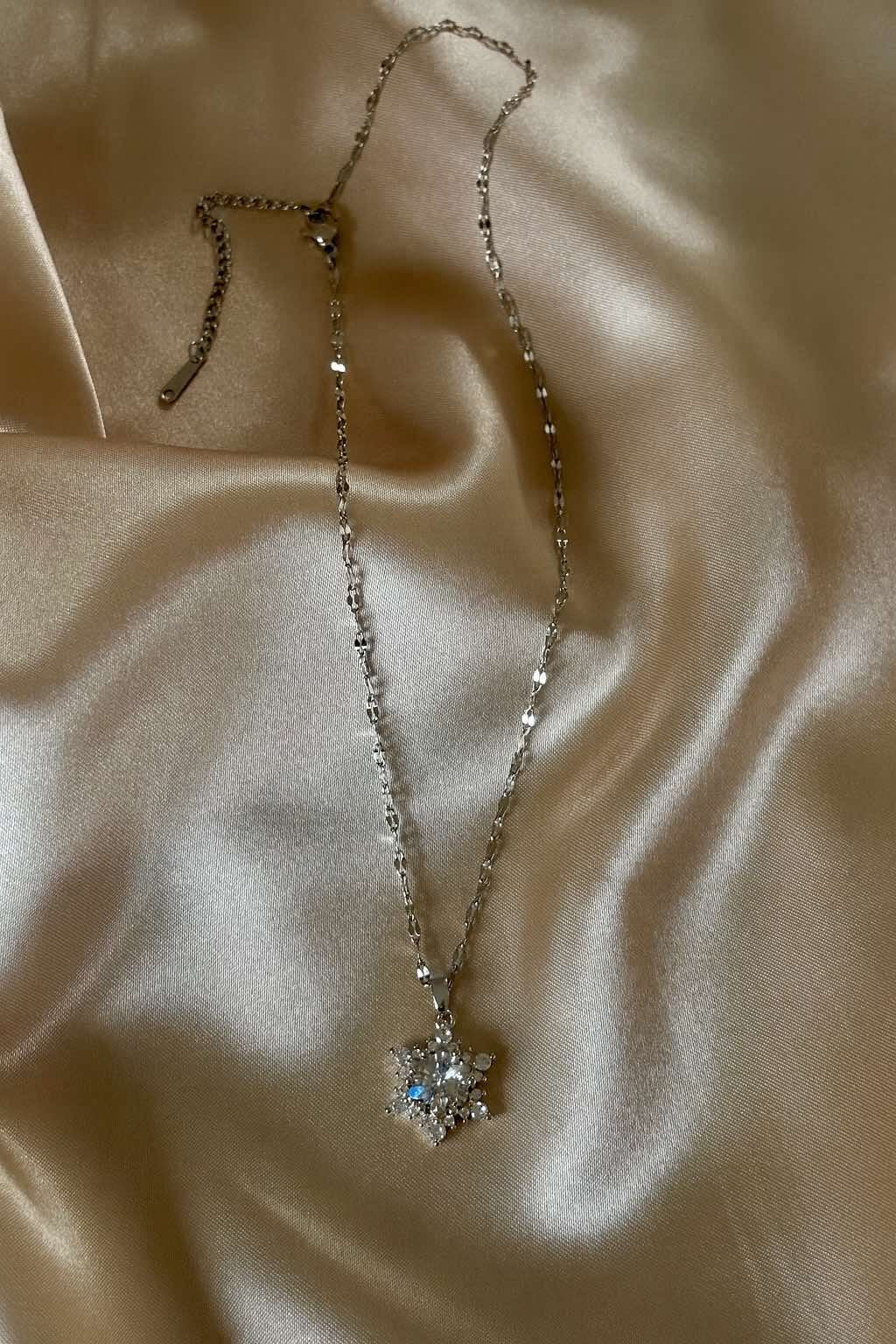 𝖲𝖠𝖡𝖤𝖭𝖣𝖠 Snow Necklace