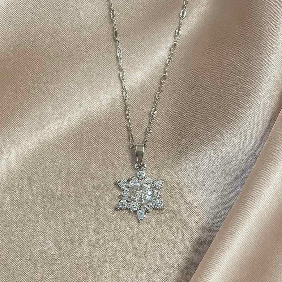 𝖲𝖠𝖡𝖤𝖭𝖣𝖠 Snow Necklace