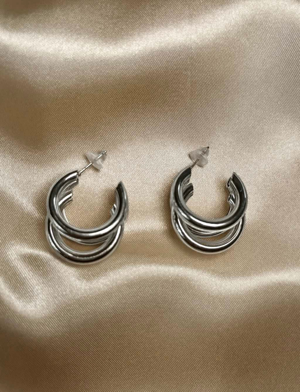 𝖲𝖠𝖡𝖤𝖭𝖣𝖠 Triple Earrings
