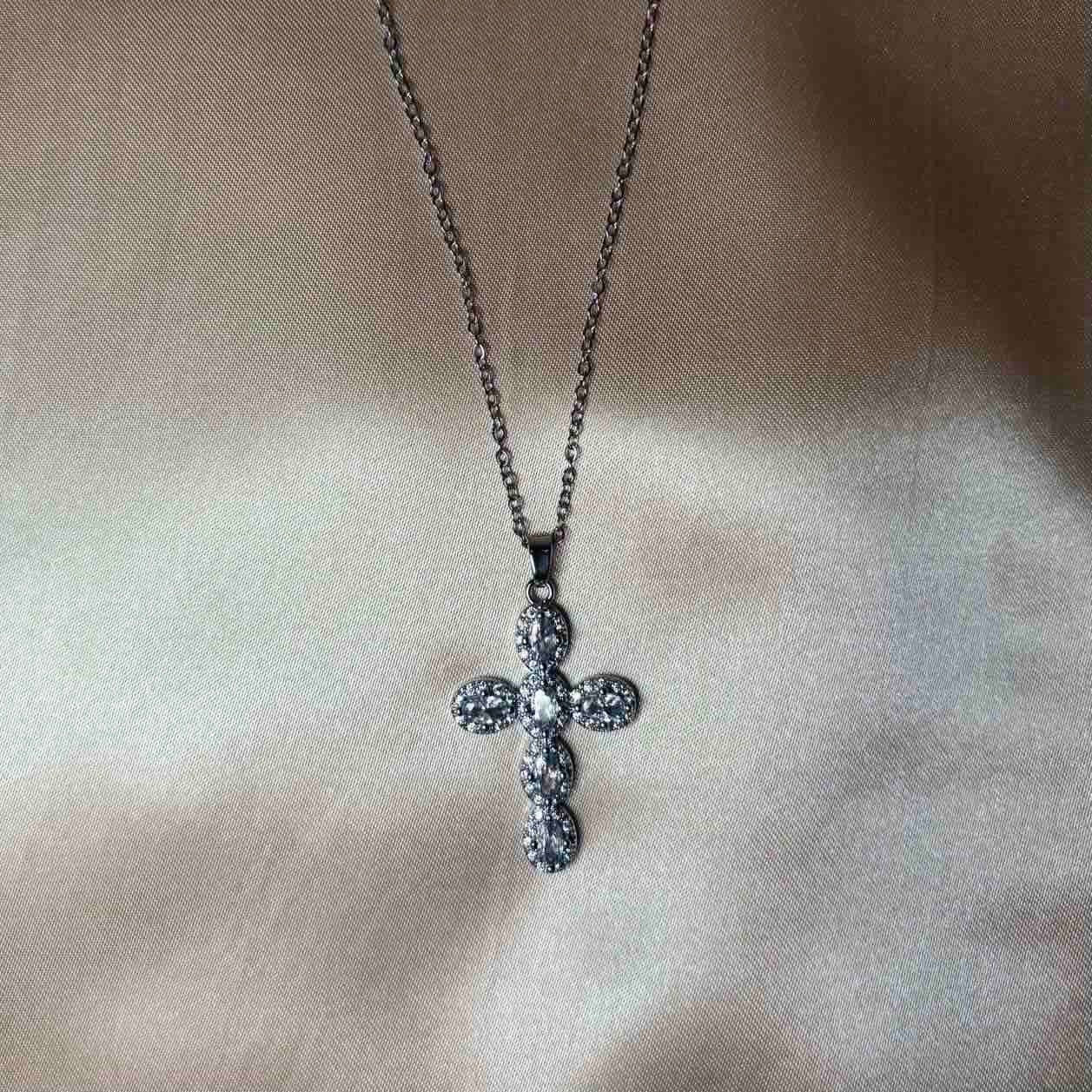 𝖲𝖠𝖡𝖤𝖭𝖣𝖠 Round Fancy Cross