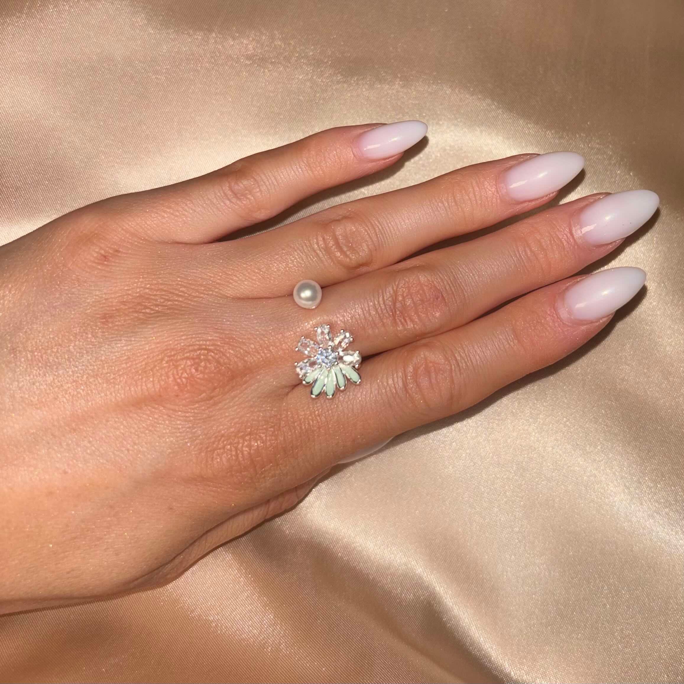 𝖲𝖠𝖡𝖤𝖭𝖣𝖠 Soft Flower Ring