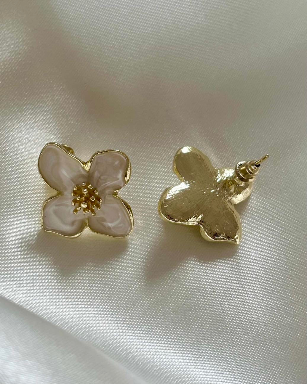 𝖲𝖠𝖡𝖤𝖭𝖣𝖠 Flower Earrings