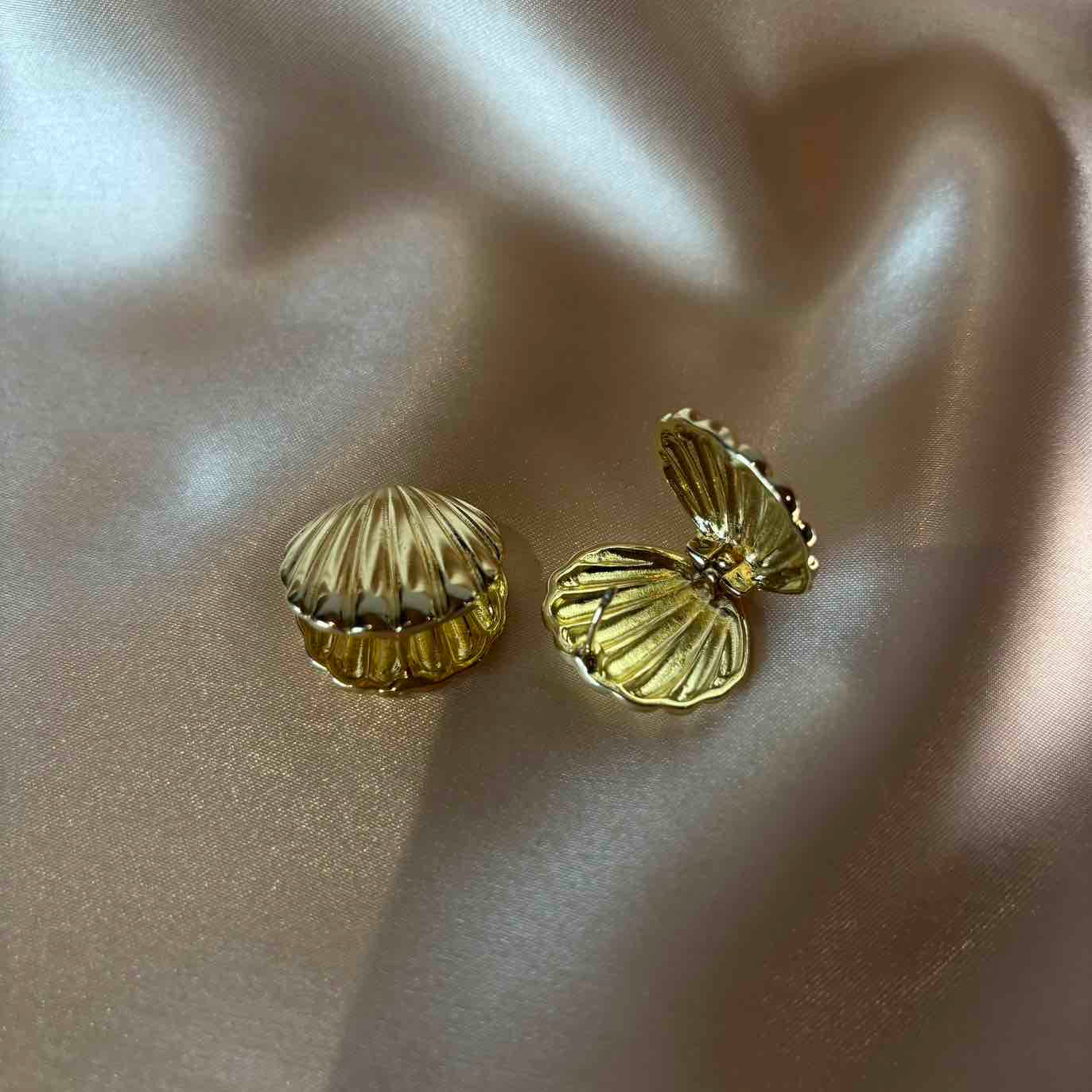𝖲𝖠𝖡𝖤𝖭𝖣𝖠 Shell Earrings