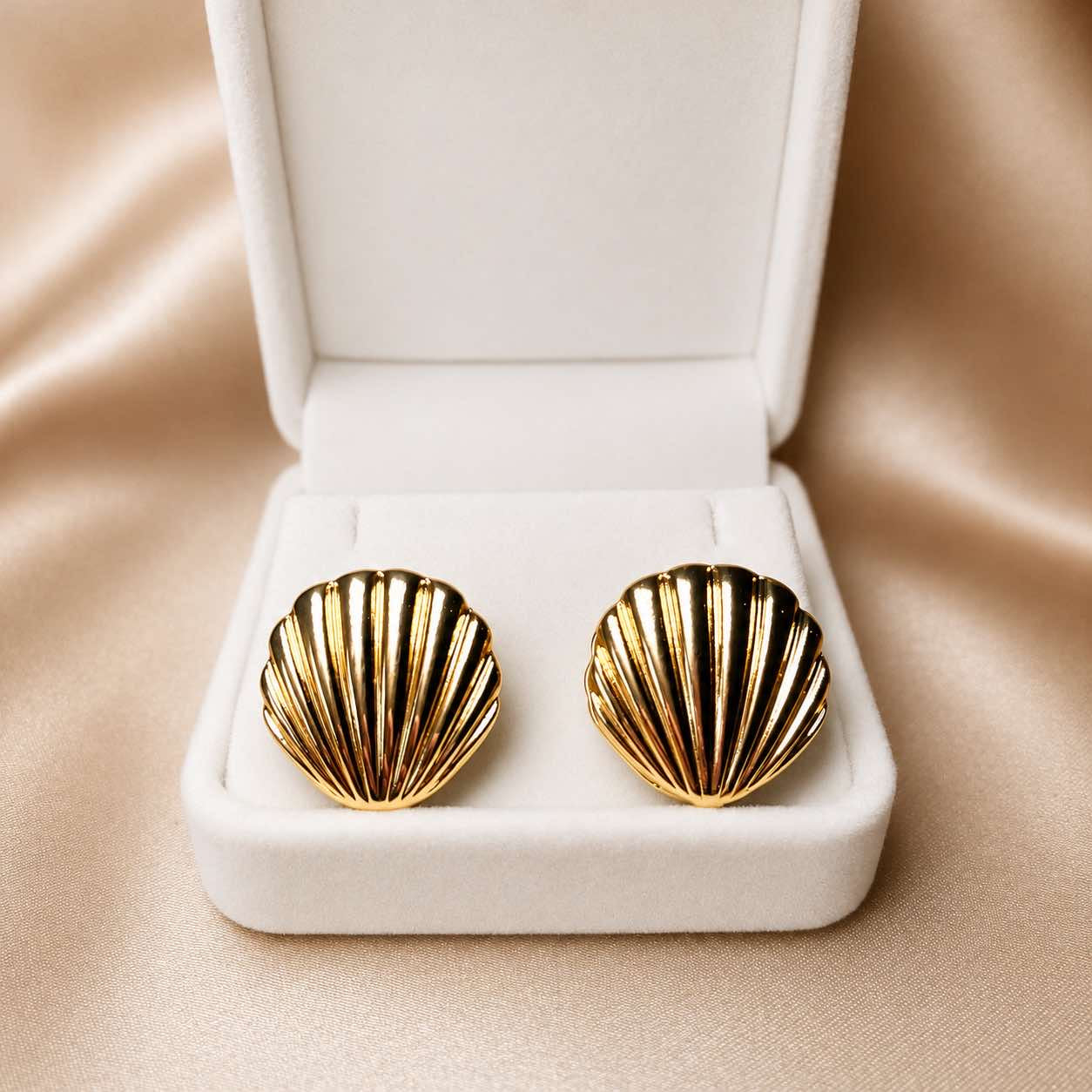 𝖲𝖠𝖡𝖤𝖭𝖣𝖠 Shell Earrings